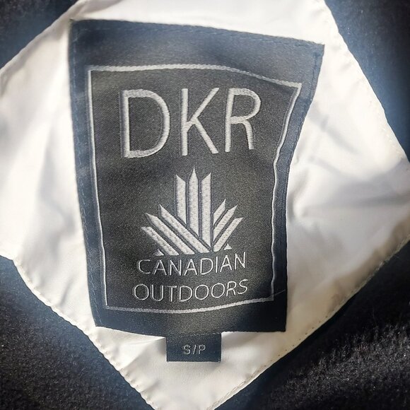 DKR Canadian Outdoor Collection White with Black Puffer Coat - Size S - Picture 12 of 15